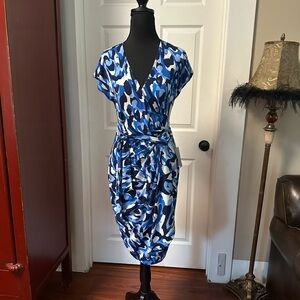 Maggie London Chic Blue Midi Dress with Floral Print and Flowy Design